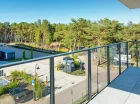 Apartamenty są położone obok nadmorskiego lasu