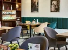 W pogodne dni restauracja wypełniona jest słońcem