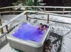 Nawet zimą można korzystać z zewnętrznego jacuzzi