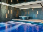 W strefie basenowej jest też jacuzzi