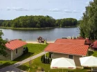 Ośrodek na Mazurach oferuje pokoje w pensjonacie oraz wolnostojące domki