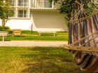 Na otaczającym obiekt terenie zielonym znajdziecie miejsca do relaksu