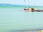 Hotel znajduje się blisko brzegu jeziora Balaton i prywatnej plaży nad nim