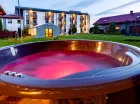 Zewnętrzne jacuzzi w formie balii to świetny sposób na relaks