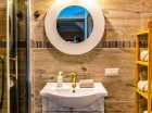 Przytulna łazienka Apartamentu Premium z tarasem i kuchnią