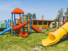Na terenie kompleksu mieści się altana do grillowania oraz miejsce na ognisko