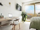 Apartament typu studio ma panoramiczny widok na Odrę i aneks kuchenny