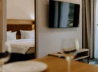 Apartament Junior suite 2+4 ma dwie sypialnie i salon z sofą
