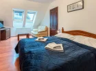 W takim pokoju mieści się rozkładana sofa