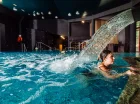 Basen posiada stanowisko do hydromasażu