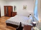 W pokoju jest również szafa, TV, wifi, ręczniki