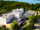 Komfortowy hotel pod Warszawą ma prywatną plażę z pomostem i przystanią wodną