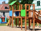 Dla najmłodszych przygotowano salę i plac zabaw