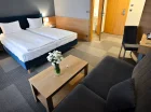 W pokoju 3-osobowym jest dodatkowo rozkładana sofa
