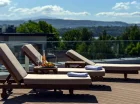 Hotel ma wewnętrzną i zewnętrzną strefę relaksu