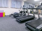 Aktywni goście znajdą tu salę fitness, boisko do siatkówki i stół do ping-ponga