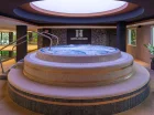 Jest tutaj wewnętrzne oraz zewnętrzne jacuzzi