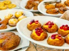Szeroki wybór świeżo przygotowywanych słodkich i wytrawnych produktów
