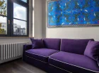 Nowoczesny apartament posiada pokój dzienny z rozkładaną sofą