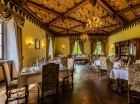 Hotelowa restauracja podaje dania kuchni regionalnej i międzynarodowej
