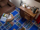 Apartamenty są dwupoziomowe – na dole jest salon z sofą i ekspresem do kawy