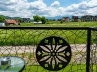 Widok na góry  z balkonu w apartamencie