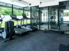 Strefa wellness jest wyposażona w różnorodny sprzęt, ma widok na las