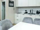 W aneksie kuchennym jest m.in. płyta indukcyjna, czajnik, ekspres do kawy