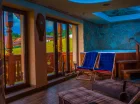 W kameralnej strefie wellness jest jacuzzi, sauna i wypoczywalnia