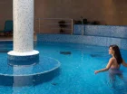 Mieści się tu kryty basen z atrakcjami wodnymi