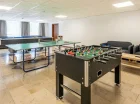 W obiekcie jest też pokój gier z piłkarzykami czy ping-pongiem