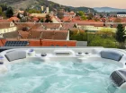 Apartamenty na najwyższym piętrze mają prywatne jacuzzi z widokiem na miasto