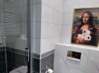 W łazience znajduje się kabina prysznicowa