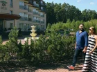 Hotel jest położony na brzegu Niemna i otoczony lasem