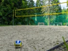 Tuż obok mieści się boisko do siatkówki plażowej