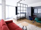 W studiu deluxe podwójne łóżko jest oddzielone od reszty pokoju