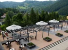Hotel posiada taras z widokiem na góry