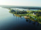 Natural Hotel na Mazurach jest położony bezpośrednio nad jeziorem