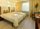 Pokoje są wyposażone w TV, WiFi, minibar, sejf, czajnik, klimatyzację i telefon