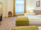 W pokoju jest TV, wifi i sejf, a w łazience prysznic, suszarka i ręczniki