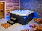 W wewnętrznej strefie wellness jest jacuzzi