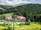 Hotel Malinowy Dwór jest malowniczo położony w sercu Gór Izerskich