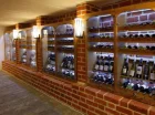 W podziemiach hotelu mieści się winna piwniczka