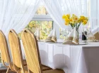 Śniadanie jest podawane w formie bufetu, a obiadokolacja w formie menu