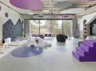 Sala zabaw jest podzielona na strefy dla dzieci w różnym wieku