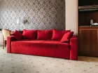 W pokoju dziennym jest rozkładana sofa i mini aneks kuchenny