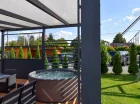 Domek Exclusive nr 9 VIP JACUZZI ma taras z jacuzzi i widokiem na rollercoastery