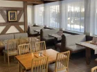 W tym alpejskim hotelu mieści się restauracja utrzymana w lokalnym stylu