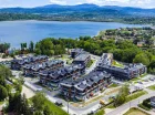 Laguna Beskidów jest położona w Beskidzie Małym, nad Jeziorem Żywieckim