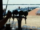 Latem przy plaży funkcjonuje drink bar